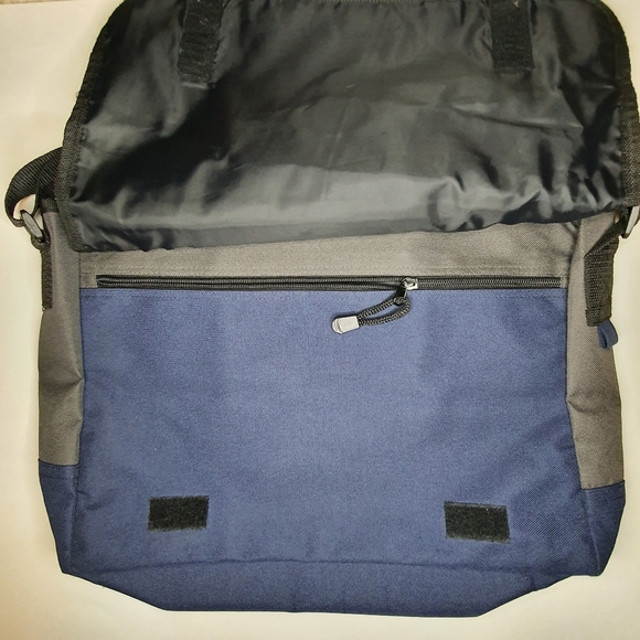 United Colors Of Benetton Messenger Bag (Unisex) Like New - Picture 2 of 16